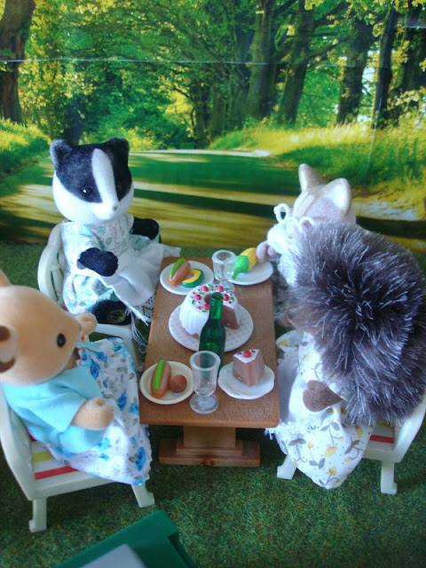 Sylvanian Families Diamond Jubilee Picnic Buckley Deer mother, Underwood Badger mother, Bramble Hedgehog mother & Macavity Cat grandmother