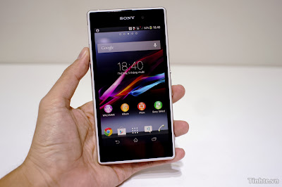 Hand on open the box Sony Xperia Z1 Genuine