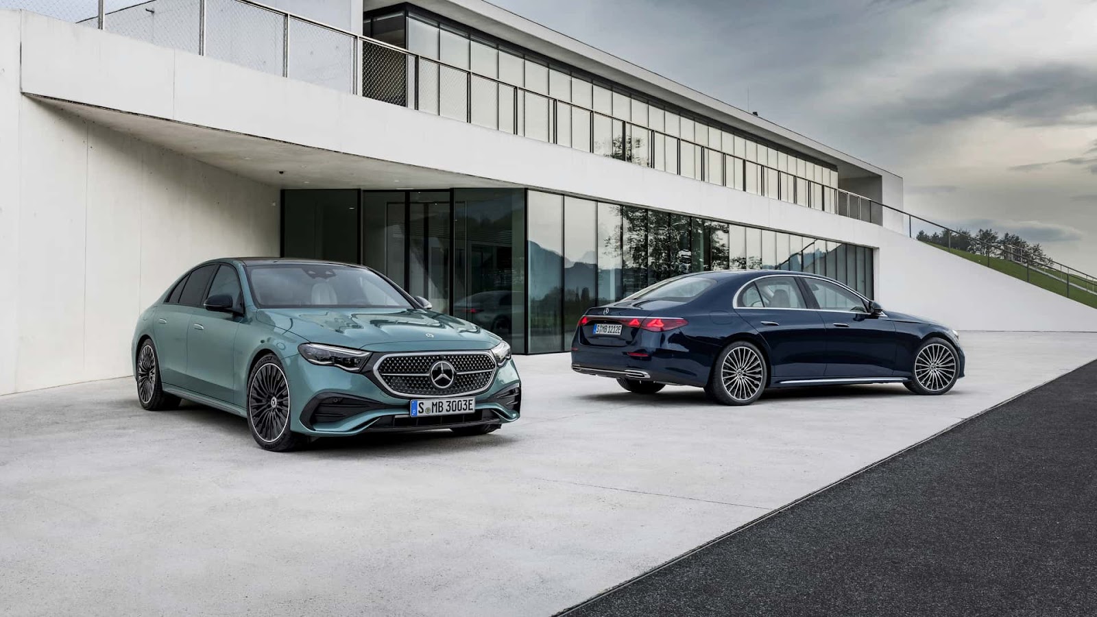 Mercedes-Benz E-Class 2024 chính thức ra mắt: Lấy màn hình bên, camera selfie ra đấu 5-Series? <a href=