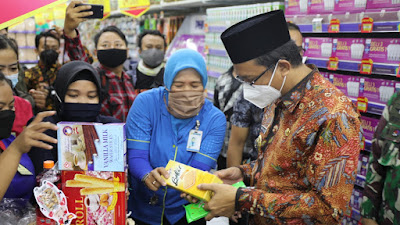 Jelang Idul Fitri 2021, Bupati Gus Muhdlor  Sidak Mamin di Supermarket