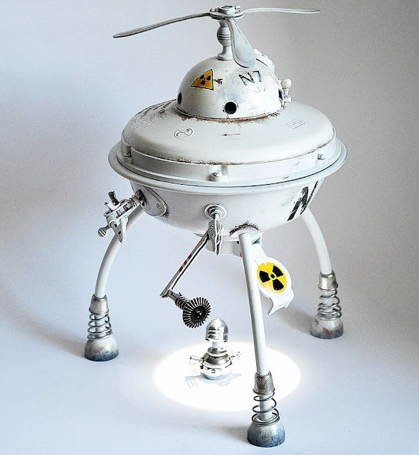 Seni Patung Berbentuk Pesawat UFO