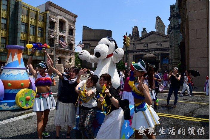日本大阪-環球影城。歡樂的氣氛總是短暫的，就算全身溼透也要合影一下。