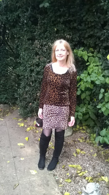 https://brackencrafts.blogspot.com/2018/12/leopard-velvet-skirt-and-top.html