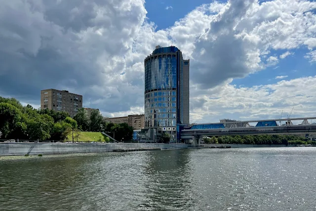 Москва-река, набережная Тараса Шевченко, бизнес-центр «Башня 2000», торгово-пешеходный мост «Багратион»