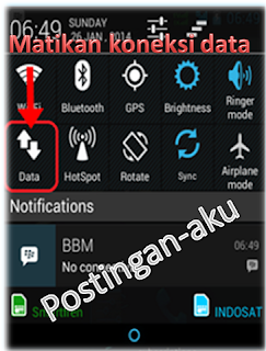 Non aktifkan koneksi data di Android. Bila kamu tidak berlangganan paket internet, sebaiknya matikan saja koneksi data (internet) di Android kamu. Bagaimana cara disable koneksi internet di Android? Caranya sangat mudah, cukup slide dari atas ke bawah untuk menampilkan quick setting seperti di bawah ini. Tanda koneksi internet di Android sudah tidak aktif adalah tidak ada symbol 3G atau HSDPA di indikator sinyal android kamu