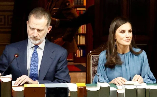 Queen Letizia wore a blue Cupro gathered shirt by Pol Studio, and multicolor earrings by Alexandra Plata. Boss Leshina leather skirt