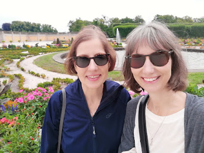 2 Frauen stehen in einem Park