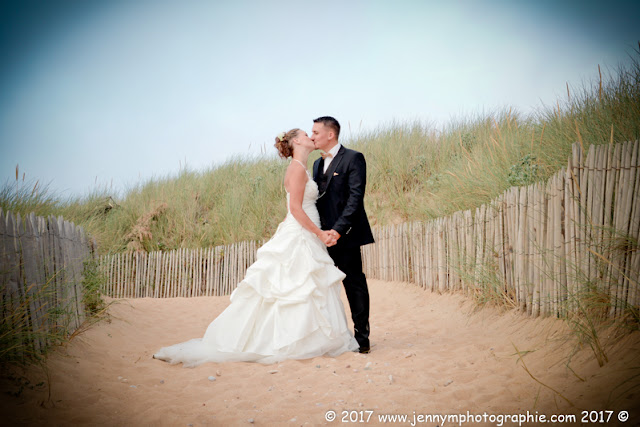 photo des mariés bisous dans les dunes, plage