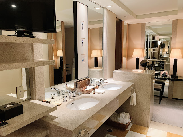 Park Hyatt Tokyo / Park Suite powder room