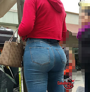 Hermosa mujer con cola grande en jeans