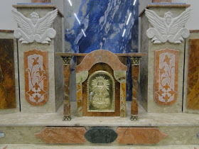 marmore talhado e desenhado, capitéis e porta do sacrario de bronze