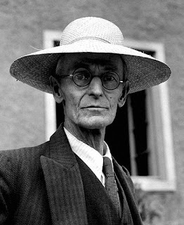 Doesn't Hermann Hesse look pretty?  Straw was in fashion back in 19