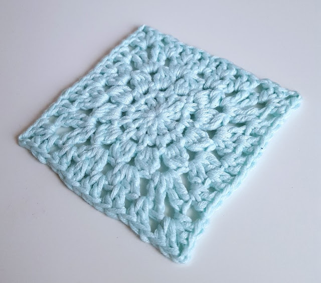 Looking for a cute and pretty crochet square?  Give these colourful squares a go, a pretty new twist on the granny square!