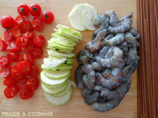 prazer a cozinhar - Massa integral com camarão. tomate e curgete