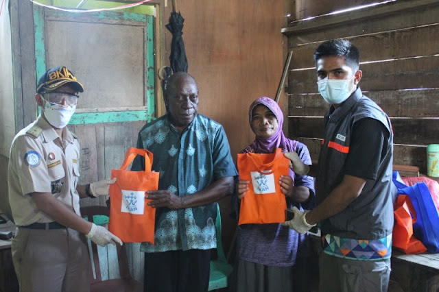  Nikmatul Rochmah Bagikan 100 Nasi Ikan Stasiun KIPM Merauke ke Warga