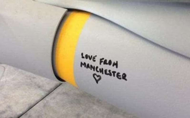 Βόμβα της RAF «αφιερωμένη» στον ISIS: «Από το Μάντσεστερ με αγάπη!» Το υπουργείο Άμυνας της Βρετανίας επιβεβαίωσε την αυθεντικότητα 