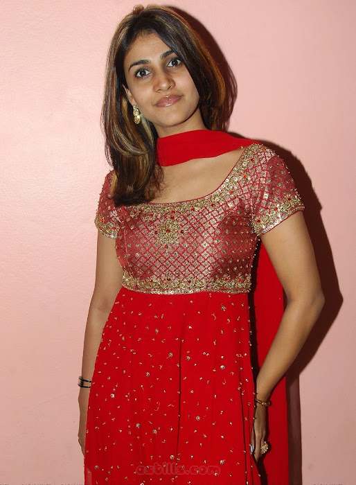 kausha rach in red dress unseen pics