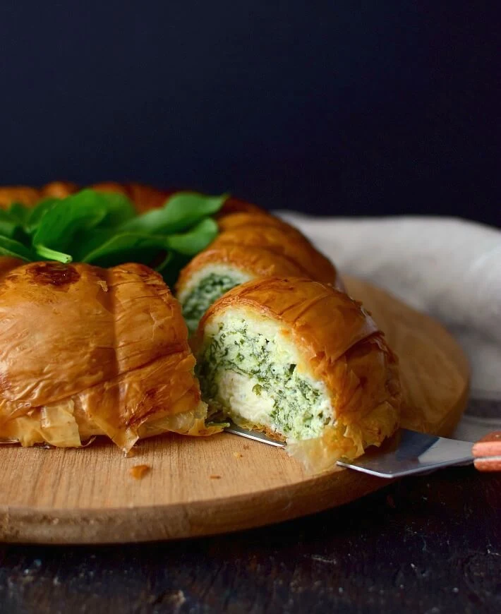 Pastel vegetariano de espinacas y ricotta con base de masa filo