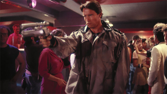 Direto do túnel do tempo: fotos incríveis dos bastidores de Arnold Schwarzenegger como o Exterminador do Futuro (1984)