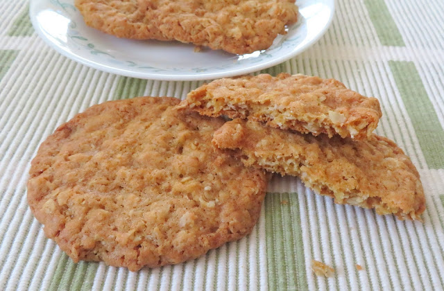 Thin & Crispy Oatmeal Cookies