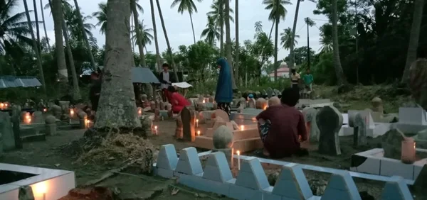 Lebaran Idul Adha bakar lilin di kubur