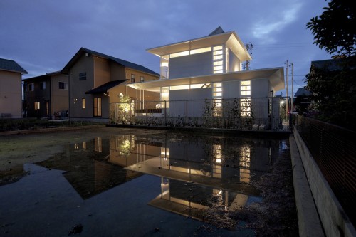 Japanese Aluminium House in Kanazawa City by Atelier Tekuto