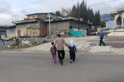 Anak-anak sekolah senang di sebrangi jalan bersama pak Bhabin