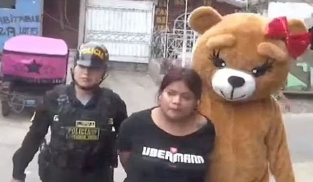 Un policía de Perú se disfraza de oso gigante para hacer una detención