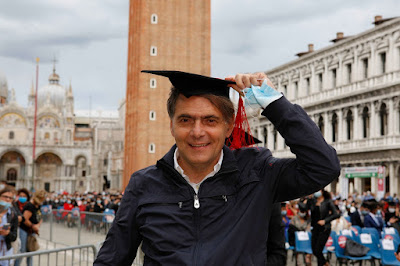 Giovanni Menegon, 58 anni, dopo la festa di laurea in piazza San Marco a Venezia