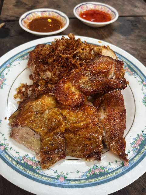 Thai fried chicken with fried garlic and dipping sauce