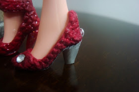 Sapatinhos de crochê com pedraria  para Barbie por Pecunia MM