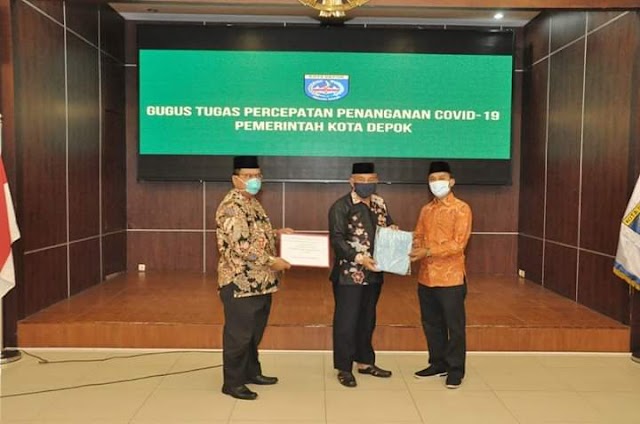  Guru Madrasah Kota Depok Berikan Bantuan APD dan Uang Tunai