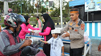 Hari ke-3 Puasa Ramadhan Kapolres  Soppeng Bersama Ketua Bhayangkari Cabang Soppeng Bagi Takjil 
