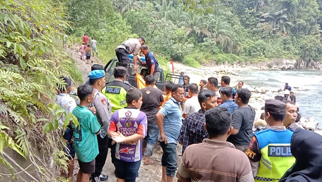 Polsek Sipispis Tinjau Langsung Penemuan Mayat Di Pinggiran Sungai Bahbolon