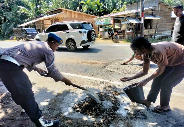 Cegah Jatuh Korban, Anggota Polsek Peureulak Timur Polres Aceh Timur dan Warga Tambal Jalan Berlubang