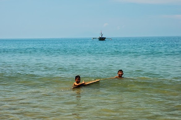 Gambar Pemandangan Indah Di Tepi Pantai / 9 Best Pemandangan Tepi Pantai Ideas Di Pantai Pantai Pensel Warna : Pantainya indah dengan hamparan pasir putih bahkan pink dengan air laut berwarna biru gradasi sejernih kristal.