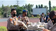 Kapolres Probolinggo Lepas Baksos   Distribusikan 10 Ton Beras Untuk Warga di Masa PPKM Darurat
