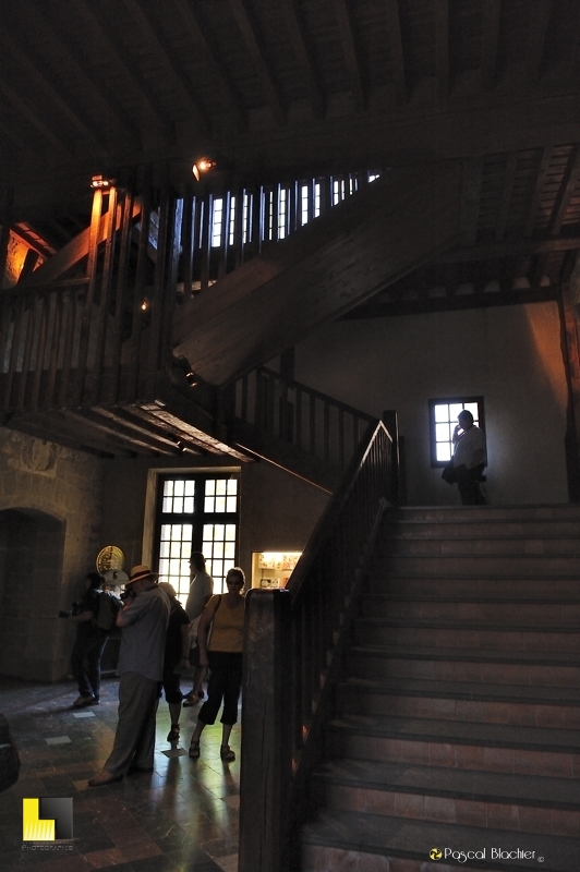 Escalier d'entrée du château comtal de Carcassonne photo blachier pascal