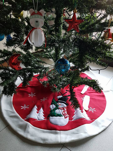 Idee originali per i regali. Tappeto sotto albero di Natale