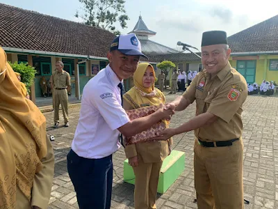 Penyerahan Hadiah dan Piagam Lomba 17 Agustus Tahun 2022