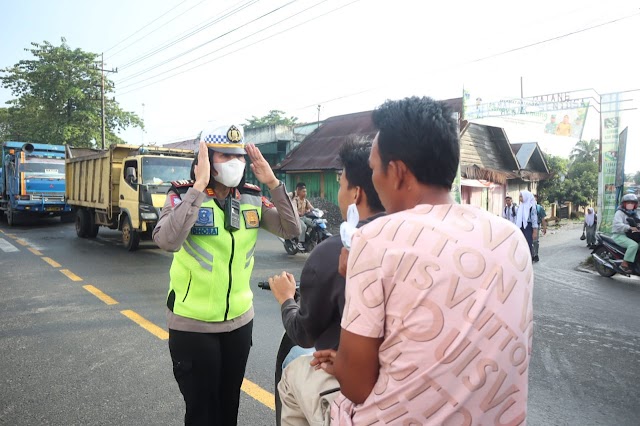 Kasat Lantas Polres Tebingtinggi AKP Dhoraria Simanjuntak Tegur Pengendara Tidak Gunakan Helm