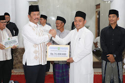 Safari Ramadhan di Tanjung Sengkuang, Rudi Serahkan Bantuan untuk Dua Masjid 