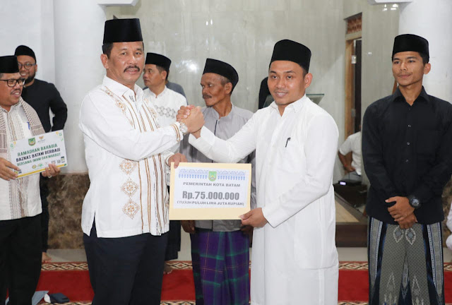 Safari Ramadhan di Tanjung Sengkuang, Rudi Serahkan Bantuan untuk Dua Masjid