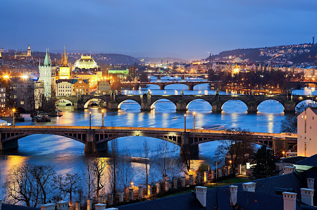 Vista noturna das pontes em Praga