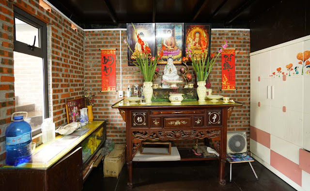 Không gian thờ đặc trưng ở Hạ Long cũng là câu chuyện để kể cho các khách du lịch ngoại quốc
