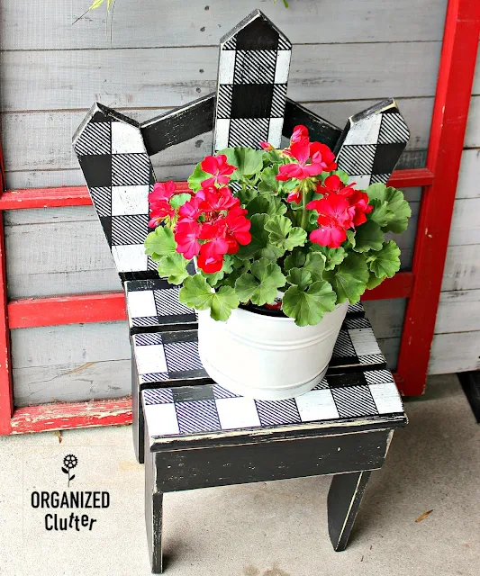 Upcycling Garage Sale Garden Junk With Paint & A Buffalo Check Stencil #oldsignstencils #junkgarden #gardenjunk