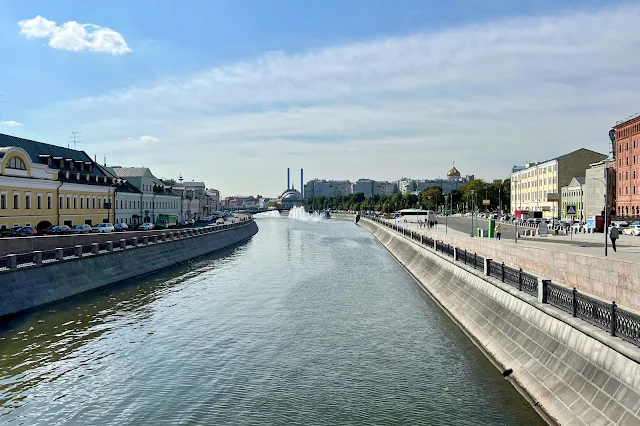 вид с Малого Москворецкого моста, Кадашёвская набережная, Водоотводный канал, Болотная улица