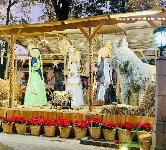 Nacimiento Artesanal en Pátzcuaro con Flores de Nochebuena