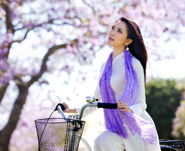Thiếu nữ áo dài, xe đạp, khăn tím