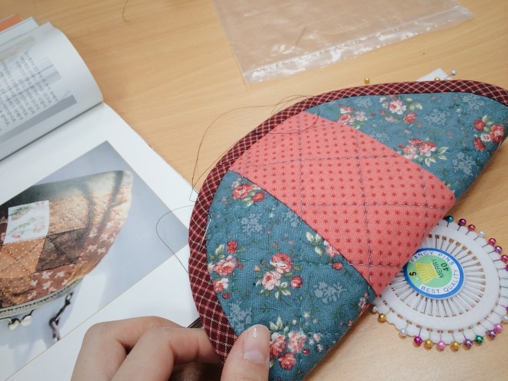 ... quilted cosmetic zippered bag! Quilting and patchwork. DIY Tutorial